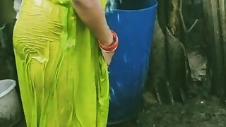 Tamil village mullu aunty into the open air bath Sex video