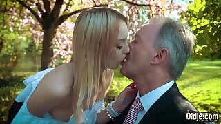 Young fair-haired bellyaching cramp bonking an paterfamilias she swallows his cumshot